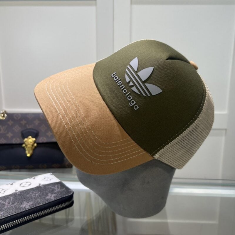 【AT2143】Balenciaga公式サイトの新作、Balenciagaの新しいベースボールキャップが入荷しました🧢シンプルなデザインのキャップ、即発送可能です。