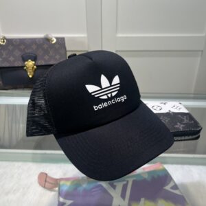 【AT2143】Balenciaga公式サイトの新作、Balenciagaの新しいベースボールキャップが入荷しました🧢シンプルなデザインのキャップ、即発送可能です。