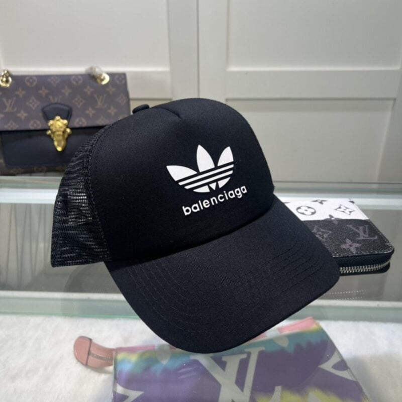 【AT2143】Balenciaga公式サイトの新作、Balenciagaの新しいベースボールキャップが入荷しました🧢シンプルなデザインのキャップ、即発送可能です。