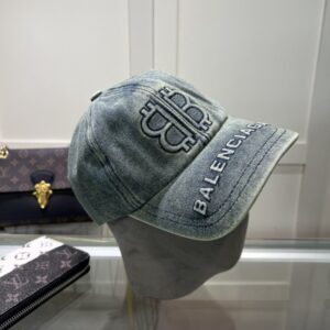 【AT2144】Balenciaga オフィシャルサイトの新作、バレンシアガの新しい野球帽。即納可🧢シンプルでおしゃれで非常にかっこいい帽子です！カップル用！