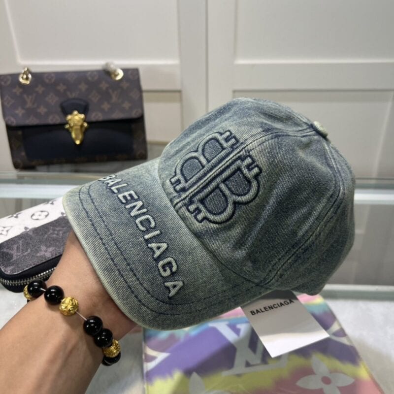 【AT2144】Balenciaga オフィシャルサイトの新作、バレンシアガの新しい野球帽。即納可🧢シンプルでおしゃれで非常にかっこいい帽子です！カップル用！