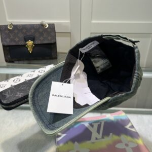 【AT2144】Balenciaga オフィシャルサイトの新作、バレンシアガの新しい野球帽。即納可🧢シンプルでおしゃれで非常にかっこいい帽子です！カップル用！