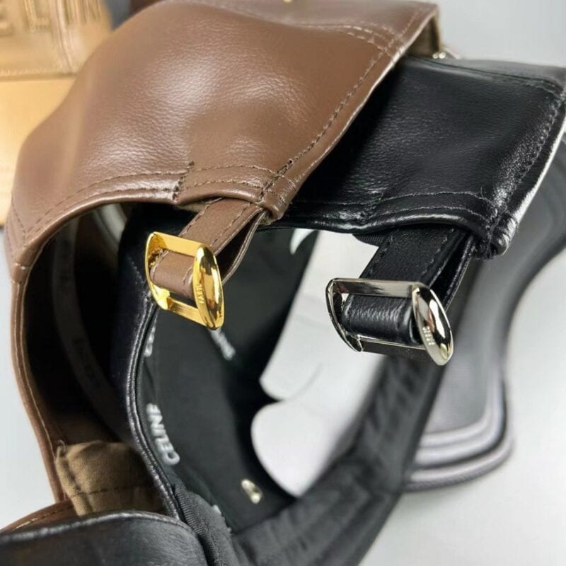 【AT2152】Celine セリーヌの新しいレザーベースボールキャップ。朝早く出勤する人に必須アイテムです。幅広いつばデザインで、顔を小さく見せます。洗練されたロゴで質感が満載です。