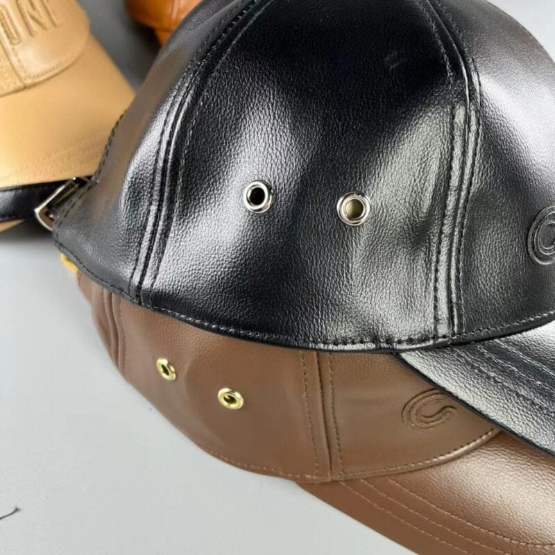 【AT2152】Celine セリーヌの新しいレザーベースボールキャップ。朝早く出勤する人に必須アイテムです。幅広いつばデザインで、顔を小さく見せます。洗練されたロゴで質感が満載です。