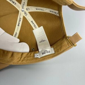 【AT2152】Celine セリーヌの新しいレザーベースボールキャップ。朝早く出勤する人に必須アイテムです。幅広いつばデザインで、顔を小さく見せます。洗練されたロゴで質感が満載です。