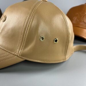 【AT2153】Celineの新しいレザーベースボールキャップ。早番の人に必須です。幅広いつばデザインで、とても顔を小さく見せます。洗練されたロゴで質感たっぷり。