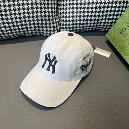 【AT2164】ボックス付きの布袋、NY&Gucci(グッチ)コラボ最新モデルのベースボールキャップ。重厚な蝶の刺繍が施され、細部まで専門店並みのクオリティ。オリジナルの帆布と上質な牛革を使用し、品質は抜群！お洒落な男性や美しい女性におすすめ。基本の頭囲は56cmで、ヒネリ付きで調節可能。ブラックとホワイトの2色。