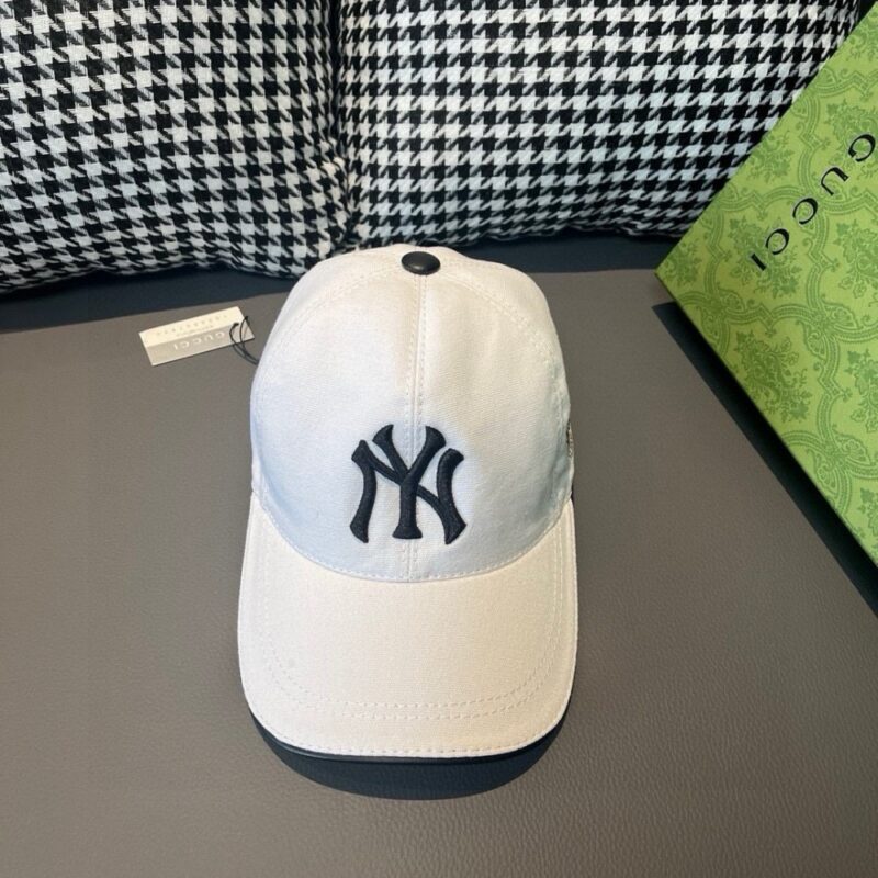 【AT2164】ボックス付きの布袋、NY&Gucci(グッチ)コラボ最新モデルのベースボールキャップ。重厚な蝶の刺繍が施され、細部まで専門店並みのクオリティ。オリジナルの帆布と上質な牛革を使用し、品質は抜群！お洒落な男性や美しい女性におすすめ。基本の頭囲は56cmで、ヒネリ付きで調節可能。ブラックとホワイトの2色。
