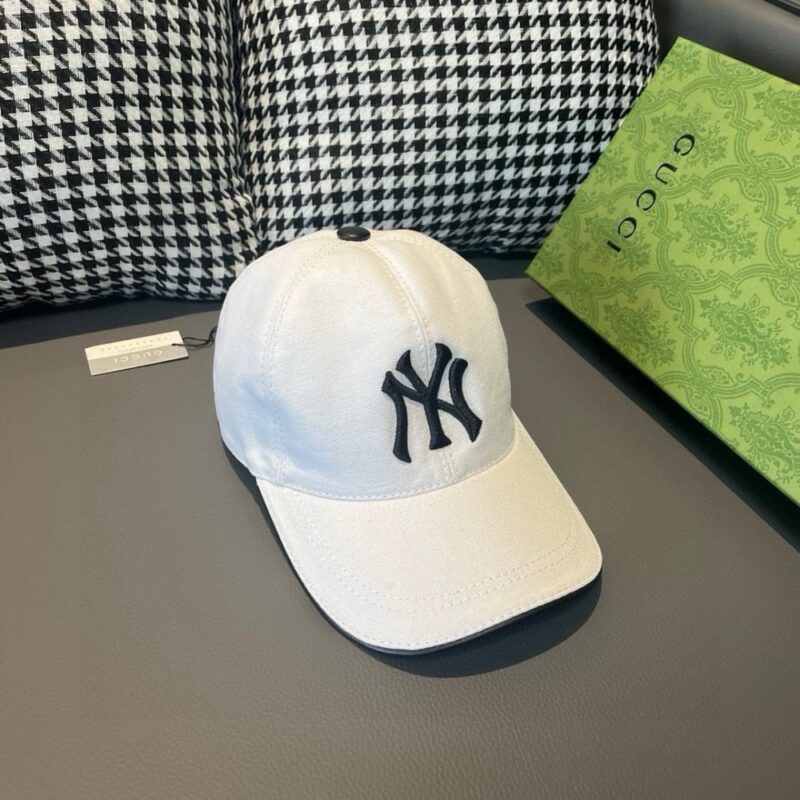 【AT2164】ボックス付きの布袋、NY&Gucci(グッチ)コラボ最新モデルのベースボールキャップ。重厚な蝶の刺繍が施され、細部まで専門店並みのクオリティ。オリジナルの帆布と上質な牛革を使用し、品質は抜群！お洒落な男性や美しい女性におすすめ。基本の頭囲は56cmで、ヒネリ付きで調節可能。ブラックとホワイトの2色。