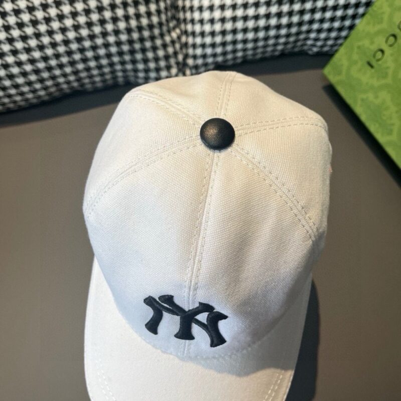 【AT2164】ボックス付きの布袋、NY&Gucci(グッチ)コラボ最新モデルのベースボールキャップ。重厚な蝶の刺繍が施され、細部まで専門店並みのクオリティ。オリジナルの帆布と上質な牛革を使用し、品質は抜群！お洒落な男性や美しい女性におすすめ。基本の頭囲は56cmで、ヒネリ付きで調節可能。ブラックとホワイトの2色。
