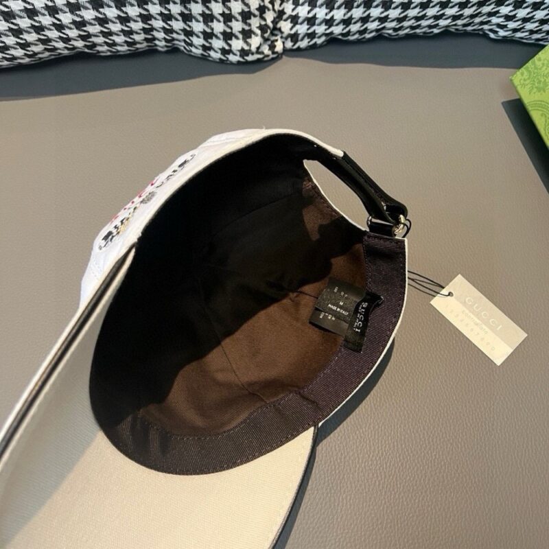 【AT2164】ボックス付きの布袋、NY&Gucci(グッチ)コラボ最新モデルのベースボールキャップ。重厚な蝶の刺繍が施され、細部まで専門店並みのクオリティ。オリジナルの帆布と上質な牛革を使用し、品質は抜群！お洒落な男性や美しい女性におすすめ。基本の頭囲は56cmで、ヒネリ付きで調節可能。ブラックとホワイトの2色。