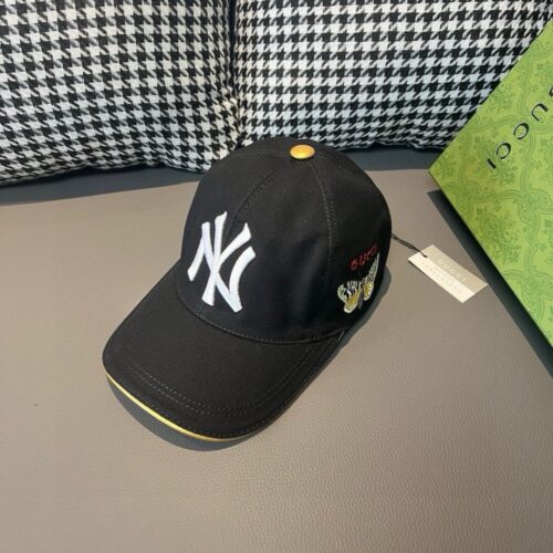 【AT2165】ボックスバッグと布袋がセットになっている、NY＆Gucci（グッチ）のコラボレーション最新モデルのベースボールキャップです。重い作業用刺繍が施されたバタフライのディテールは、専門店に匹敵するクオリティを誇ります。オリジナルのキャンバス生地と最上級の牛革を使用し、質の良さは抜群です！男性も女性もおすすめの、トレンディかつ万能なアイテムです。ベースの周囲は56センチメートルで、パッチで調節可能です。ブラックとホワイトの2色展開です。