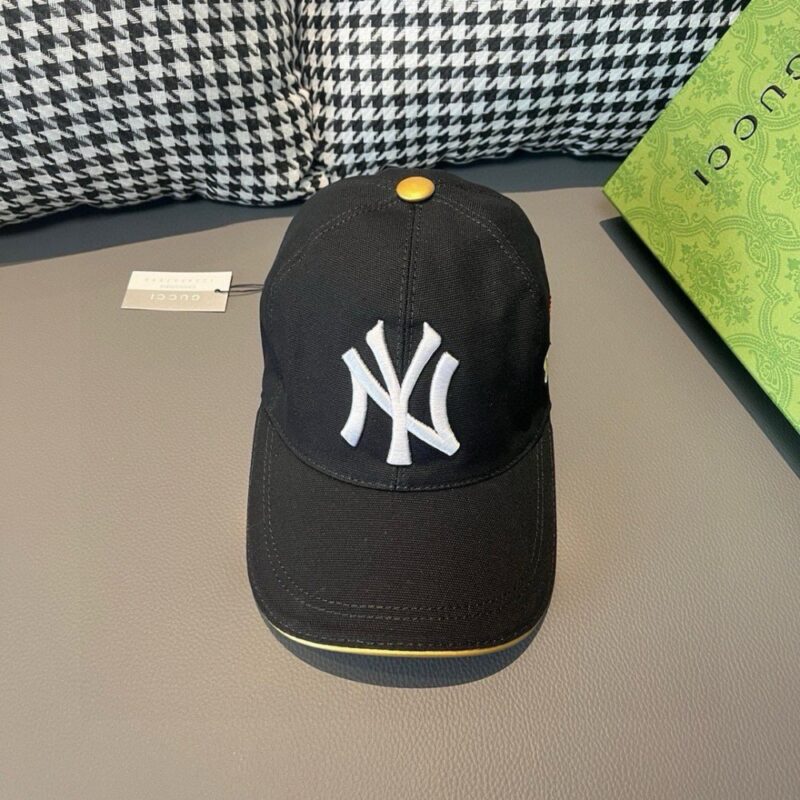 【AT2165】ボックスバッグと布袋がセットになっている、NY＆Gucci（グッチ）のコラボレーション最新モデルのベースボールキャップです。重い作業用刺繍が施されたバタフライのディテールは、専門店に匹敵するクオリティを誇ります。オリジナルのキャンバス生地と最上級の牛革を使用し、質の良さは抜群です！男性も女性もおすすめの、トレンディかつ万能なアイテムです。ベースの周囲は56センチメートルで、パッチで調節可能です。ブラックとホワイトの2色展開です。