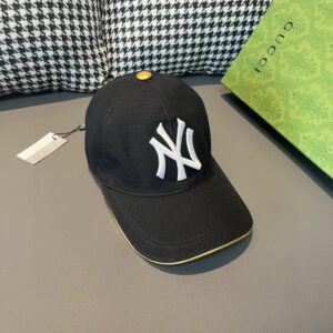 【AT2165】ボックスバッグと布袋がセットになっている、NY＆Gucci（グッチ）のコラボレーション最新モデルのベースボールキャップです。重い作業用刺繍が施されたバタフライのディテールは、専門店に匹敵するクオリティを誇ります。オリジナルのキャンバス生地と最上級の牛革を使用し、質の良さは抜群です！男性も女性もおすすめの、トレンディかつ万能なアイテムです。ベースの周囲は56センチメートルで、パッチで調節可能です。ブラックとホワイトの2色展開です。