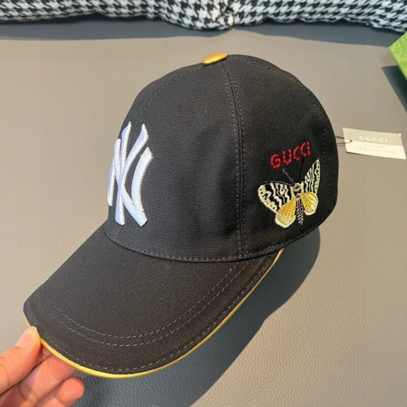 【AT2165】ボックスバッグと布袋がセットになっている、NY＆Gucci（グッチ）のコラボレーション最新モデルのベースボールキャップです。重い作業用刺繍が施されたバタフライのディテールは、専門店に匹敵するクオリティを誇ります。オリジナルのキャンバス生地と最上級の牛革を使用し、質の良さは抜群です！男性も女性もおすすめの、トレンディかつ万能なアイテムです。ベースの周囲は56センチメートルで、パッチで調節可能です。ブラックとホワイトの2色展開です。