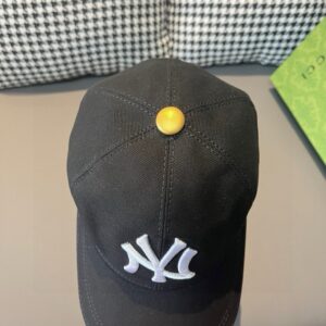 【AT2165】ボックスバッグと布袋がセットになっている、NY＆Gucci（グッチ）のコラボレーション最新モデルのベースボールキャップです。重い作業用刺繍が施されたバタフライのディテールは、専門店に匹敵するクオリティを誇ります。オリジナルのキャンバス生地と最上級の牛革を使用し、質の良さは抜群です！男性も女性もおすすめの、トレンディかつ万能なアイテムです。ベースの周囲は56センチメートルで、パッチで調節可能です。ブラックとホワイトの2色展開です。