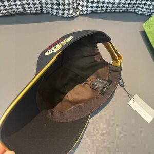 【AT2165】ボックスバッグと布袋がセットになっている、NY＆Gucci（グッチ）のコラボレーション最新モデルのベースボールキャップです。重い作業用刺繍が施されたバタフライのディテールは、専門店に匹敵するクオリティを誇ります。オリジナルのキャンバス生地と最上級の牛革を使用し、質の良さは抜群です！男性も女性もおすすめの、トレンディかつ万能なアイテムです。ベースの周囲は56センチメートルで、パッチで調節可能です。ブラックとホワイトの2色展開です。