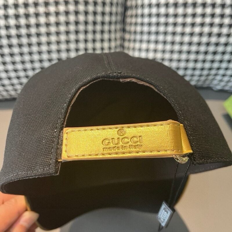 【AT2165】ボックスバッグと布袋がセットになっている、NY＆Gucci（グッチ）のコラボレーション最新モデルのベースボールキャップです。重い作業用刺繍が施されたバタフライのディテールは、専門店に匹敵するクオリティを誇ります。オリジナルのキャンバス生地と最上級の牛革を使用し、質の良さは抜群です！男性も女性もおすすめの、トレンディかつ万能なアイテムです。ベースの周囲は56センチメートルで、パッチで調節可能です。ブラックとホワイトの2色展開です。