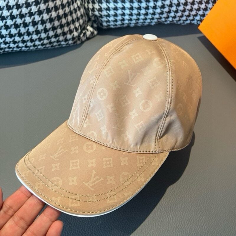 【AT2178】LV (Louis Vuitton) この新製品はボックスと布袋が付いています。LVルイヴィトンの新しい野球帽は、ダークな模様のプリント、オックスフォード生地と上質な牛革を使用しており、純綿の裏地で軽く通気性があります！品質は抜群で、基本的な頭囲は56センチ、ベルクロで調整可能です。