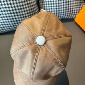 【AT2178】LV (Louis Vuitton) この新製品はボックスと布袋が付いています。LVルイヴィトンの新しい野球帽は、ダークな模様のプリント、オックスフォード生地と上質な牛革を使用しており、純綿の裏地で軽く通気性があります！品質は抜群で、基本的な頭囲は56センチ、ベルクロで調整可能です。