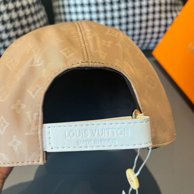 【AT2178】LV (Louis Vuitton) この新製品はボックスと布袋が付いています。LVルイヴィトンの新しい野球帽は、ダークな模様のプリント、オックスフォード生地と上質な牛革を使用しており、純綿の裏地で軽く通気性があります！品質は抜群で、基本的な頭囲は56センチ、ベルクロで調整可能です。