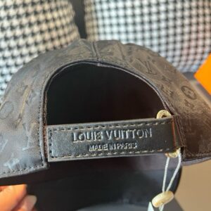 【AT2179】LV (Louis Vuitton) 新しい出荷品！箱と布袋が付いています。LVルイ・ヴィトン、新しいベースボールキャップ、ダークパターンプリント、オックスフォード生地+最上級牛革、純綿裏地、軽く通気性があります！品質は最高です、基本的な頭囲56、貼付け調整可能です。
