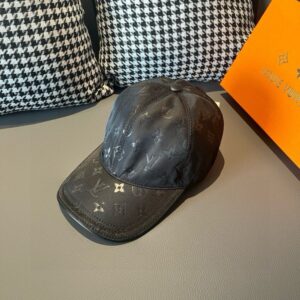 【AT2181】LV (Louis Vuitton) 新しい商品が出荷されました！ボックスと布袋が付属しています。LVルイ・ヴィトン、新しいベースボールキャップ、暗い模様のプリント、オックスフォード生地+最上級の牛革、純綿裏地、軽量で通気性が抜群！品質は最高です。基本的な頭囲は56で、パッチが調節可能です。