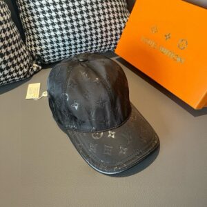 【AT2181】LV (Louis Vuitton) 新しい商品が出荷されました！ボックスと布袋が付属しています。LVルイ・ヴィトン、新しいベースボールキャップ、暗い模様のプリント、オックスフォード生地+最上級の牛革、純綿裏地、軽量で通気性が抜群！品質は最高です。基本的な頭囲は56で、パッチが調節可能です。