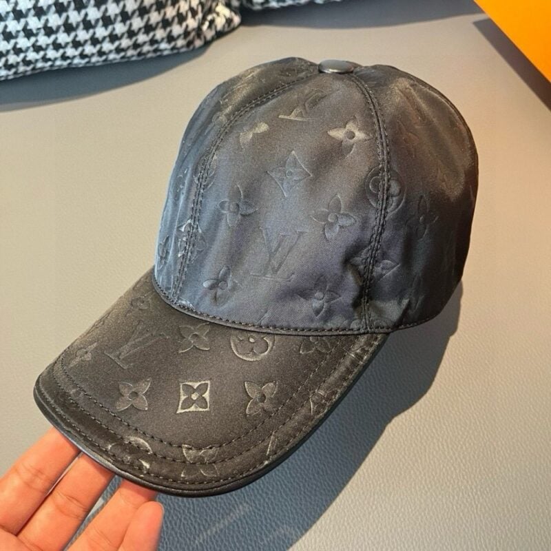 【AT2181】LV (Louis Vuitton) 新しい商品が出荷されました！ボックスと布袋が付属しています。LVルイ・ヴィトン、新しいベースボールキャップ、暗い模様のプリント、オックスフォード生地+最上級の牛革、純綿裏地、軽量で通気性が抜群！品質は最高です。基本的な頭囲は56で、パッチが調節可能です。