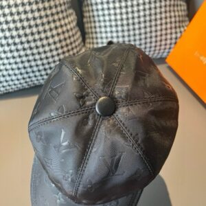 【AT2181】LV (Louis Vuitton) 新しい商品が出荷されました！ボックスと布袋が付属しています。LVルイ・ヴィトン、新しいベースボールキャップ、暗い模様のプリント、オックスフォード生地+最上級の牛革、純綿裏地、軽量で通気性が抜群！品質は最高です。基本的な頭囲は56で、パッチが調節可能です。