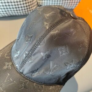 【AT2181】LV (Louis Vuitton) 新しい商品が出荷されました！ボックスと布袋が付属しています。LVルイ・ヴィトン、新しいベースボールキャップ、暗い模様のプリント、オックスフォード生地+最上級の牛革、純綿裏地、軽量で通気性が抜群！品質は最高です。基本的な頭囲は56で、パッチが調節可能です。