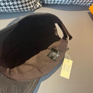 【AT2181】LV (Louis Vuitton) 新しい商品が出荷されました！ボックスと布袋が付属しています。LVルイ・ヴィトン、新しいベースボールキャップ、暗い模様のプリント、オックスフォード生地+最上級の牛革、純綿裏地、軽量で通気性が抜群！品質は最高です。基本的な頭囲は56で、パッチが調節可能です。