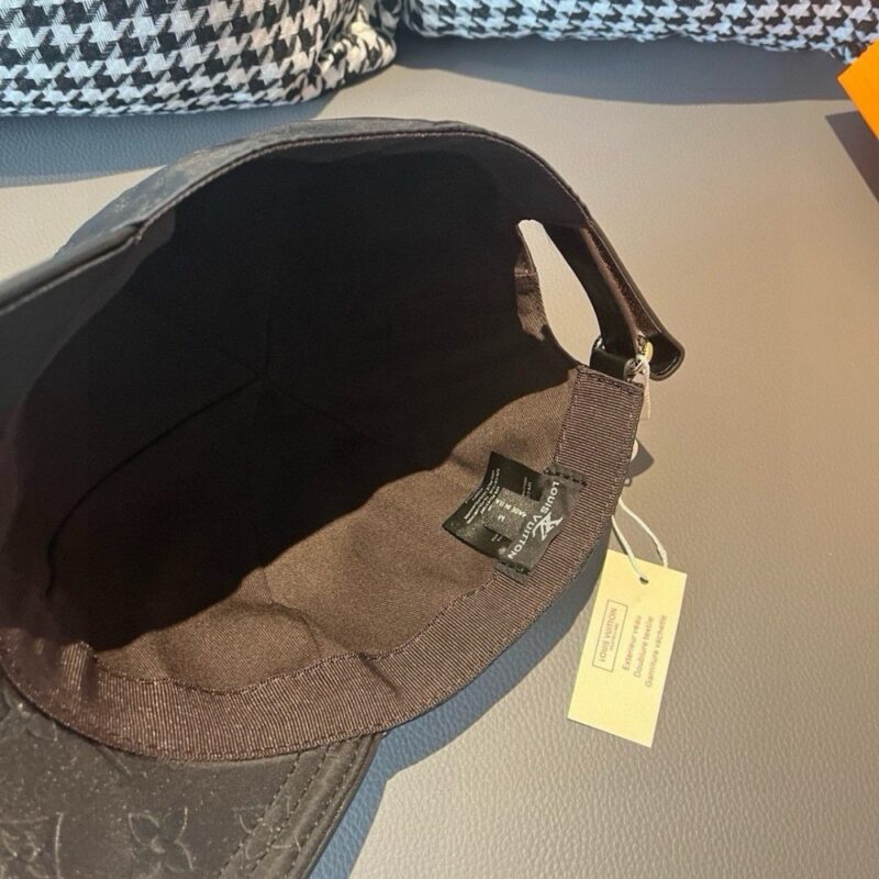 【AT2181】LV (Louis Vuitton) 新しい商品が出荷されました！ボックスと布袋が付属しています。LVルイ・ヴィトン、新しいベースボールキャップ、暗い模様のプリント、オックスフォード生地+最上級の牛革、純綿裏地、軽量で通気性が抜群！品質は最高です。基本的な頭囲は56で、パッチが調節可能です。