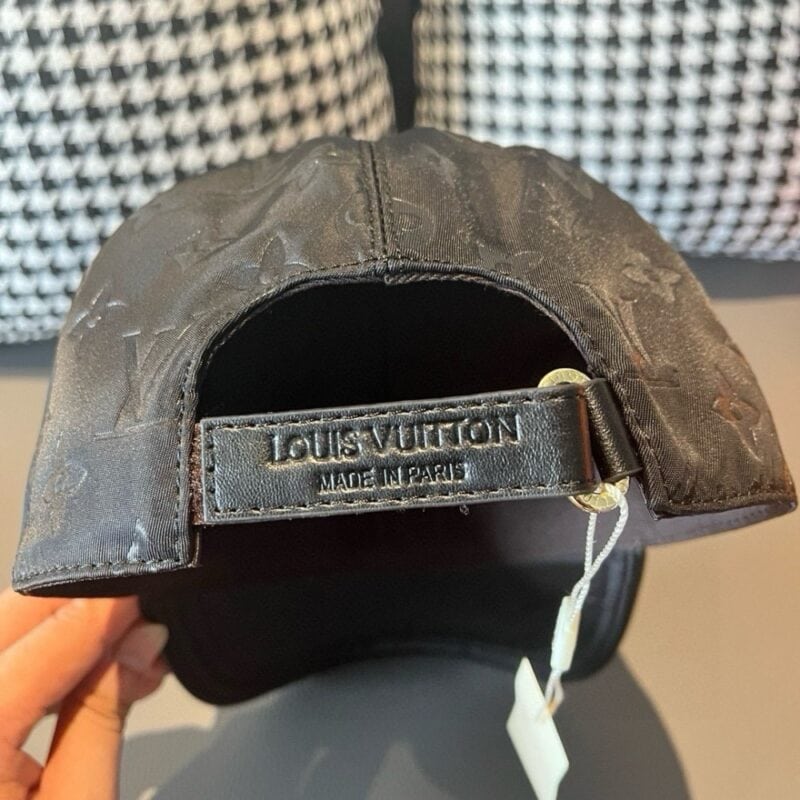 【AT2181】LV (Louis Vuitton) 新しい商品が出荷されました！ボックスと布袋が付属しています。LVルイ・ヴィトン、新しいベースボールキャップ、暗い模様のプリント、オックスフォード生地+最上級の牛革、純綿裏地、軽量で通気性が抜群！品質は最高です。基本的な頭囲は56で、パッチが調節可能です。