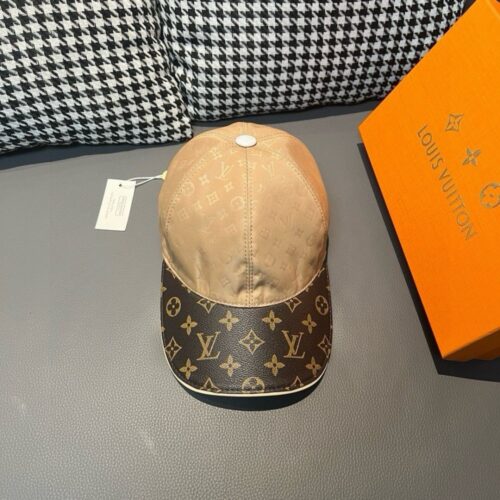 【AT2182】LV (Louis Vuitton) ボックスと布袋が付いた新型のLV（ルイヴィトン）の野球帽です。花柄の印刷されたサテン生地と専門店で使用される老花の革が使われており、細かい仕事が施されており、質の良い商品です。基本的な頭囲は56cmで、パッチが調整可能です。