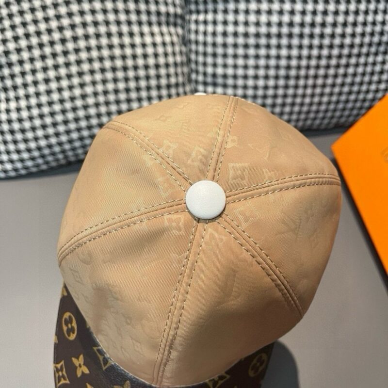 【AT2182】LV (Louis Vuitton) ボックスと布袋が付いた新型のLV（ルイヴィトン）の野球帽です。花柄の印刷されたサテン生地と専門店で使用される老花の革が使われており、細かい仕事が施されており、質の良い商品です。基本的な頭囲は56cmで、パッチが調整可能です。