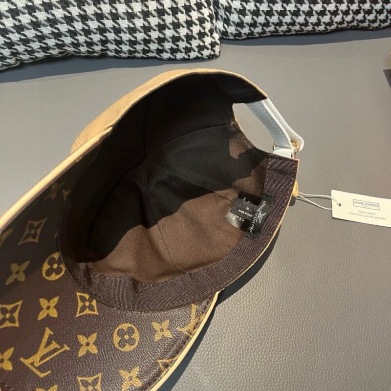 【AT2182】LV (Louis Vuitton) ボックスと布袋が付いた新型のLV（ルイヴィトン）の野球帽です。花柄の印刷されたサテン生地と専門店で使用される老花の革が使われており、細かい仕事が施されており、質の良い商品です。基本的な頭囲は56cmで、パッチが調整可能です。