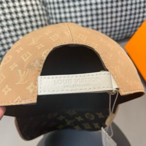 【AT2182】LV (Louis Vuitton) ボックスと布袋が付いた新型のLV（ルイヴィトン）の野球帽です。花柄の印刷されたサテン生地と専門店で使用される老花の革が使われており、細かい仕事が施されており、質の良い商品です。基本的な頭囲は56cmで、パッチが調整可能です。