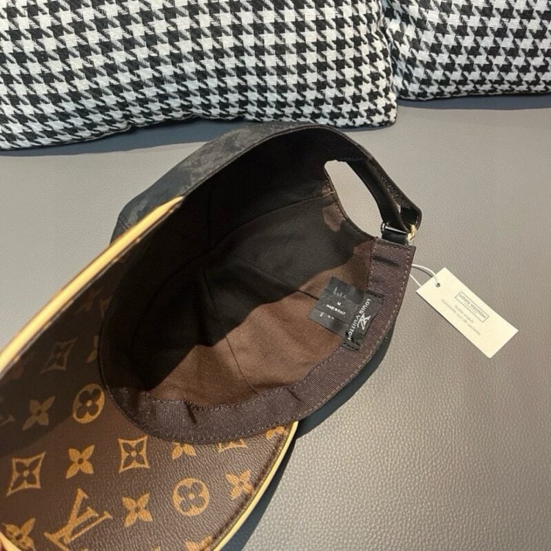 【AT2183】LV (Louis Vuitton) 箱の中に布袋付き、LV(ルイ・ヴィトン)、新しいタイプの野球帽、オールドフラワー柄、プリント生地と専門店のオールドフラワーレザーを組み合わせ、細かい仕事が完璧で、質がとてもいいです。基本的なサイズは56で、パッチが調節可能です。