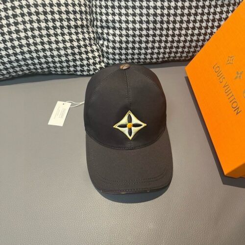 【AT2184】LV (Louis Vuitton) 新しいモデルが出荷され、箱と布袋が付属します。LVの新しいベースボールキャップは、LVの四つ葉の花の刺繍入りで、純綿の生地と最上級の牛革を使用しています。繊細な刺繍が特徴です！品質は最高で、基本的なヘッドサイズは56で、パッチが調節可能です。