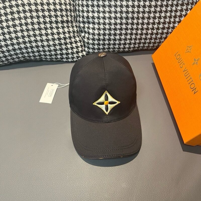 【AT2184】LV (Louis Vuitton) 新しいモデルが出荷され、箱と布袋が付属します。LVの新しいベースボールキャップは、LVの四つ葉の花の刺繍入りで、純綿の生地と最上級の牛革を使用しています。繊細な刺繍が特徴です！品質は最高で、基本的なヘッドサイズは56で、パッチが調節可能です。