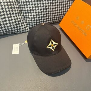【AT2184】LV (Louis Vuitton) 新しいモデルが出荷され、箱と布袋が付属します。LVの新しいベースボールキャップは、LVの四つ葉の花の刺繍入りで、純綿の生地と最上級の牛革を使用しています。繊細な刺繍が特徴です！品質は最高で、基本的なヘッドサイズは56で、パッチが調節可能です。
