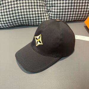 【AT2184】LV (Louis Vuitton) 新しいモデルが出荷され、箱と布袋が付属します。LVの新しいベースボールキャップは、LVの四つ葉の花の刺繍入りで、純綿の生地と最上級の牛革を使用しています。繊細な刺繍が特徴です！品質は最高で、基本的なヘッドサイズは56で、パッチが調節可能です。