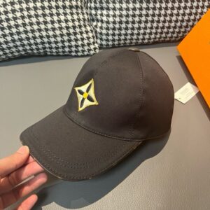 【AT2184】LV (Louis Vuitton) 新しいモデルが出荷され、箱と布袋が付属します。LVの新しいベースボールキャップは、LVの四つ葉の花の刺繍入りで、純綿の生地と最上級の牛革を使用しています。繊細な刺繍が特徴です！品質は最高で、基本的なヘッドサイズは56で、パッチが調節可能です。