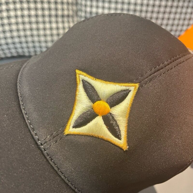 【AT2184】LV (Louis Vuitton) 新しいモデルが出荷され、箱と布袋が付属します。LVの新しいベースボールキャップは、LVの四つ葉の花の刺繍入りで、純綿の生地と最上級の牛革を使用しています。繊細な刺繍が特徴です！品質は最高で、基本的なヘッドサイズは56で、パッチが調節可能です。
