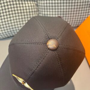 【AT2184】LV (Louis Vuitton) 新しいモデルが出荷され、箱と布袋が付属します。LVの新しいベースボールキャップは、LVの四つ葉の花の刺繍入りで、純綿の生地と最上級の牛革を使用しています。繊細な刺繍が特徴です！品質は最高で、基本的なヘッドサイズは56で、パッチが調節可能です。