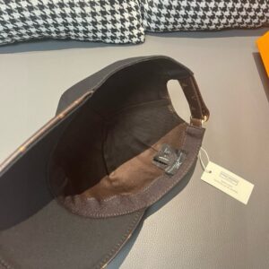 【AT2184】LV (Louis Vuitton) 新しいモデルが出荷され、箱と布袋が付属します。LVの新しいベースボールキャップは、LVの四つ葉の花の刺繍入りで、純綿の生地と最上級の牛革を使用しています。繊細な刺繍が特徴です！品質は最高で、基本的なヘッドサイズは56で、パッチが調節可能です。