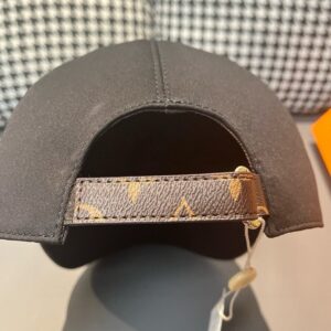 【AT2184】LV (Louis Vuitton) 新しいモデルが出荷され、箱と布袋が付属します。LVの新しいベースボールキャップは、LVの四つ葉の花の刺繍入りで、純綿の生地と最上級の牛革を使用しています。繊細な刺繍が特徴です！品質は最高で、基本的なヘッドサイズは56で、パッチが調節可能です。