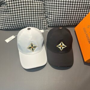 【AT2184】LV (Louis Vuitton) 新しいモデルが出荷され、箱と布袋が付属します。LVの新しいベースボールキャップは、LVの四つ葉の花の刺繍入りで、純綿の生地と最上級の牛革を使用しています。繊細な刺繍が特徴です！品質は最高で、基本的なヘッドサイズは56で、パッチが調節可能です。