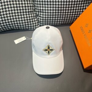 【AT2185】LV (Louis Vuitton) 新しい商品が出荷されます。箱と布袋が付属しています。LVの新しいベースボールキャップは、LVの四つ葉のクローバー刺繍が施されており、純粋なコットン生地と最上級の牛革を使用しています。刺繍がとても精密で、質がとても素晴らしいです。基本的なヘッドサイズは56で、パッチが調整可能です。